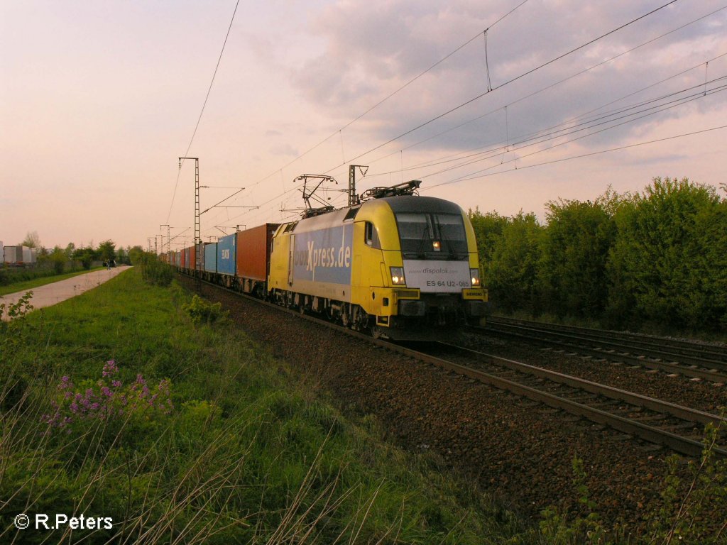 ES65 U2 065 zieht ein Containerzug bei Obertraublingen. 03.05.08