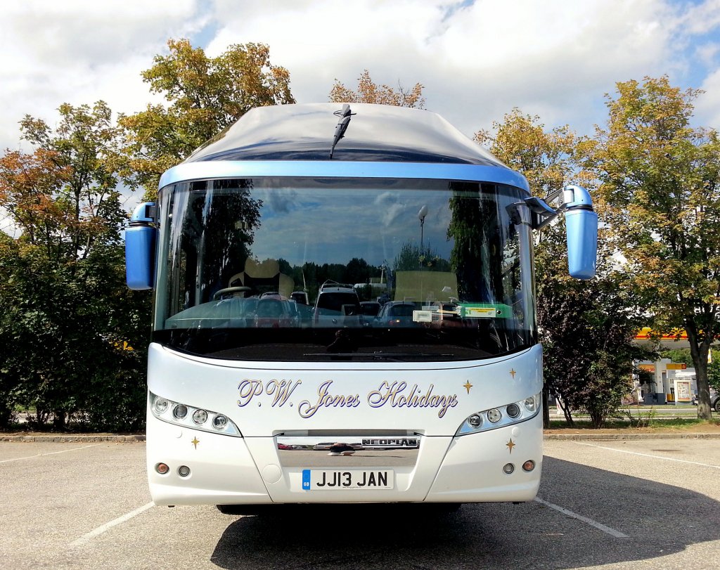 Frontbild vom NEOPLAN STARLINER,rechts gesteuert,von P.W.Jones Holidays aus England am 13.8.2013 in Krems an der Donau.