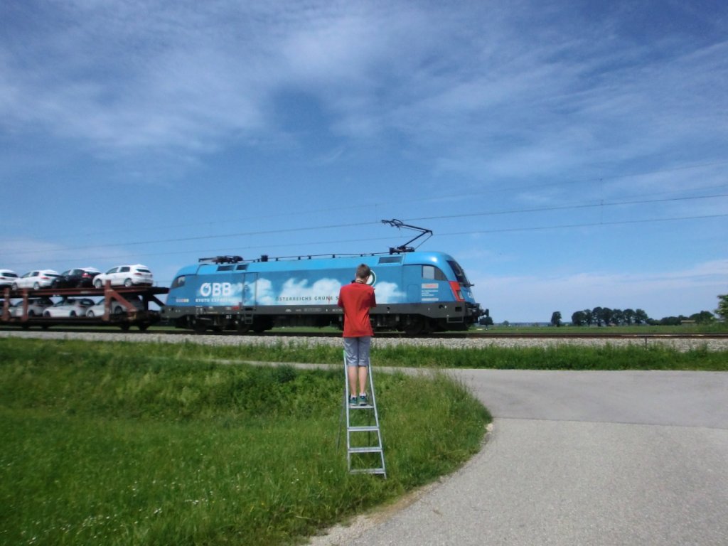 Geringe K�rpergr��e kann man ja ausgleichen.  �BB Gr�ne Schiene  unterwegs am 7. Juni 2012 Richtung Salzburg.