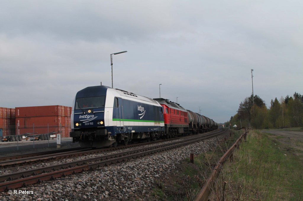 Gro�aufnahme von der Abschleppaktion... 223 152 zieht die liegen gebliebene 232 176-1 + Kesselzug nach Marktredwitz Tanklager, Wiesau, 29.04.13