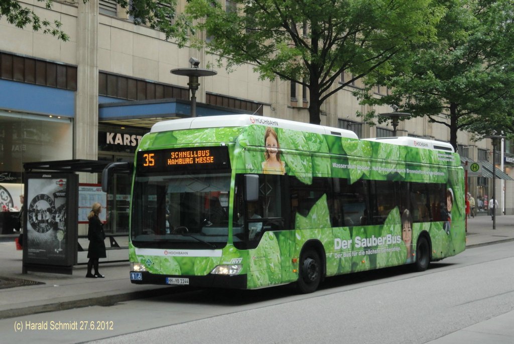 HHA 1144 am 27.6.2012 auf der Schnellbus-Linie 35 nach Hamburg Messe an der Haltestelle Gerhart-Hauptmann-Platz in der Mnckebergstr.
