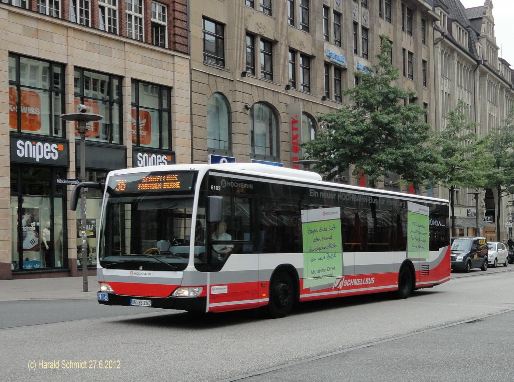 HHA 6102 am 27.6.2012 auf der Schnellbus-Linie 36 nach Farmsen/Berne an der Haltestelle Gerhart-Hauptmann-Platz in der Mnckebergstr.
