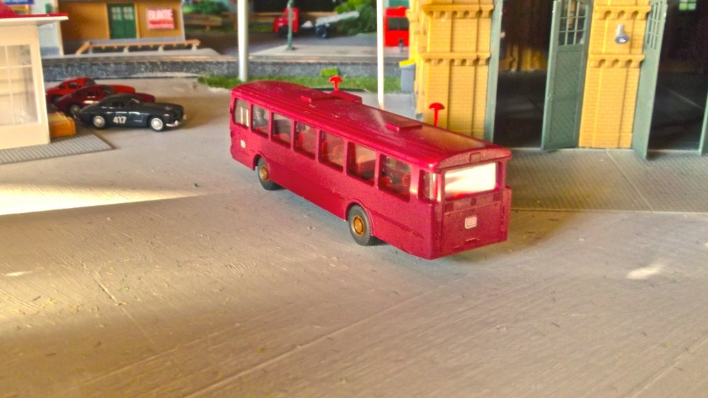 Hier der O 305 ex BVG nach der Umlackierung zum klassischen Bahnbus der 80er Jahre.