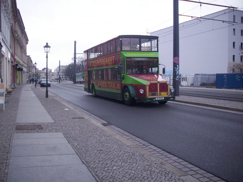 Historischer Doppeldecker in Potsdam.