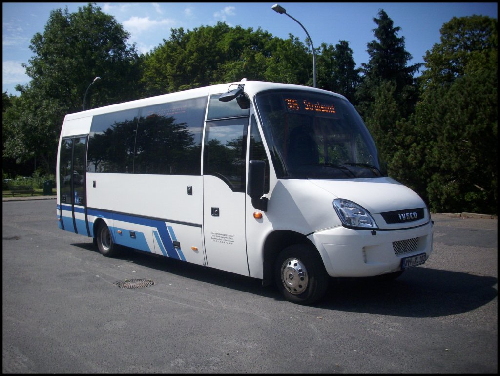 Iveco Kleinbus der Kraftverkehrsgesellschaft mbH Ribnitz-Damgarten im ZOB Stralsund.