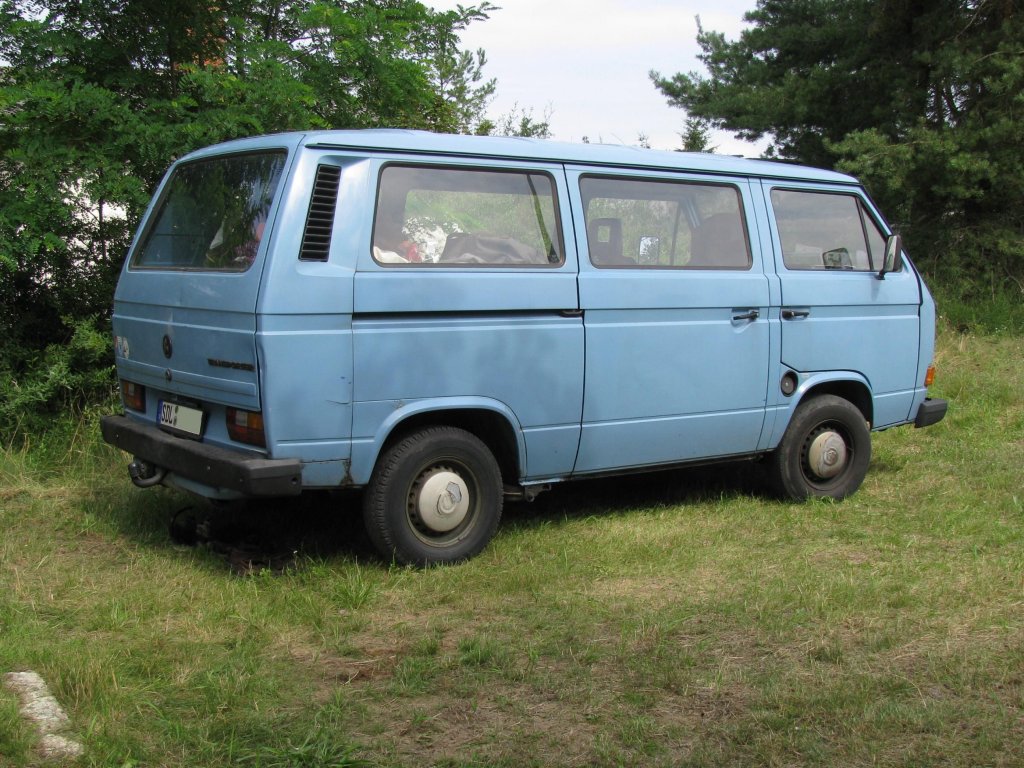 Kleinbus VW T 3 aus dem Landkreis Stendal (SDL) fotografiert beim 13. Perleberger Oldtimer- und Militrfahrzeugtreffen, Flugplatz Perleberg [10.07.2011]
