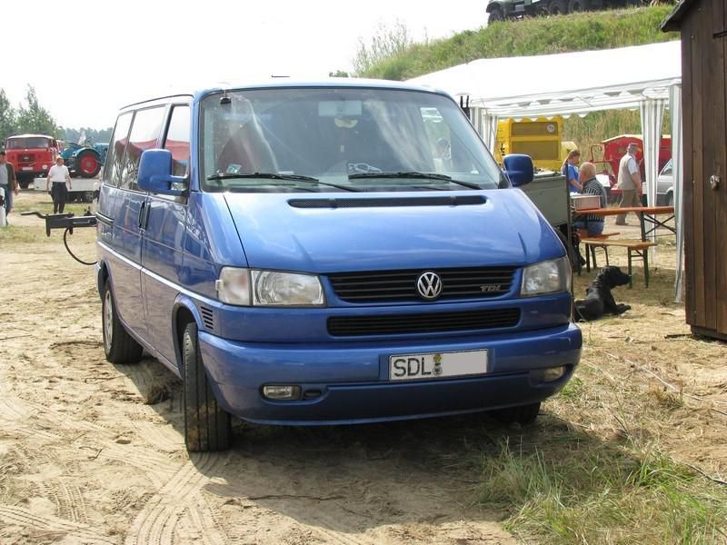 Kleinbus VW T 4 TDI aus dem Landkreis Stendal (SDL) fotografiert beim 11. Perleberger Oldtimer- und Militrfahrzeugtreffen, Flugplatz Perleberg [12.07.2009]
