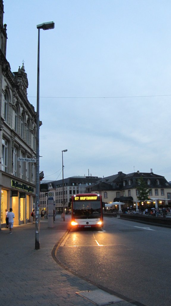 Linie 87 zum Hauptbahnhof in Trier an der Porta Nigra am 4.8.2012.