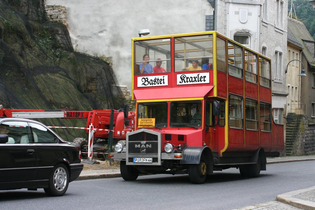 MAN Aussichtsbus fr Rundfahrten und zum Transport hinauf zur Festung Knigstein.
Aufgenommen am 26.08.2006 im Stadtgebiet Knigstein.