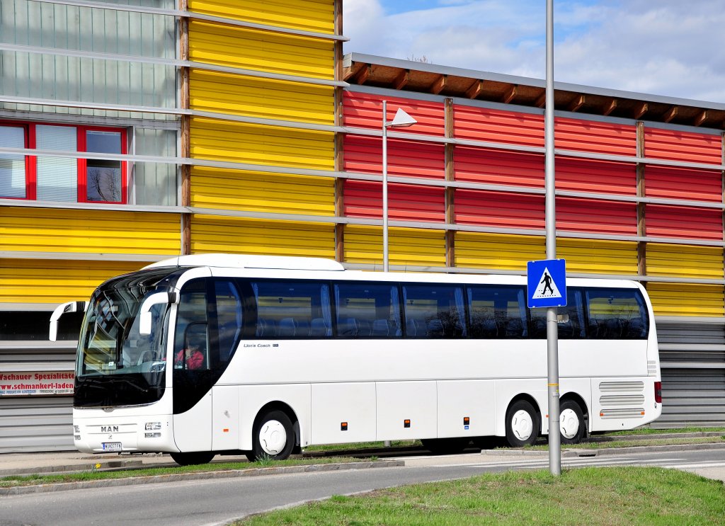 MAN LIONs COACH aus Wien/Umgebung am 14.4.2013 in Krems gesehen.