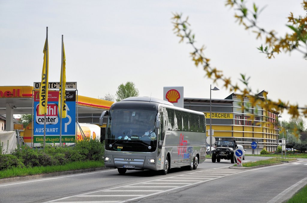 MAN LIONs COACH von SATO Tours aus Ungarn am 27.4.2013 in Krems an der Donau unterwegs.