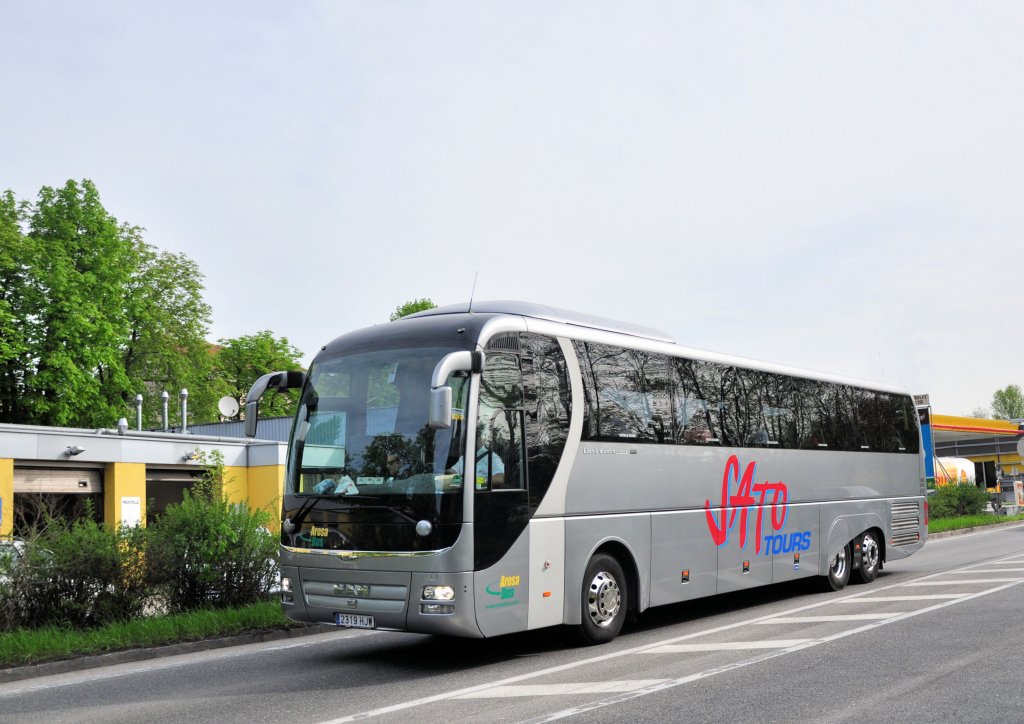 MAN LIONs COACH von SATO Tours aus Ungarn am 27.4.2013 in Krems an der Donau unterwegs.