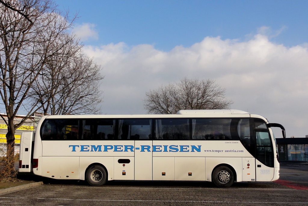 MAN LIONs COACH von TEMPER Reisen aus Niedersterreich am 20.12.2012 in Krems an der Donau.