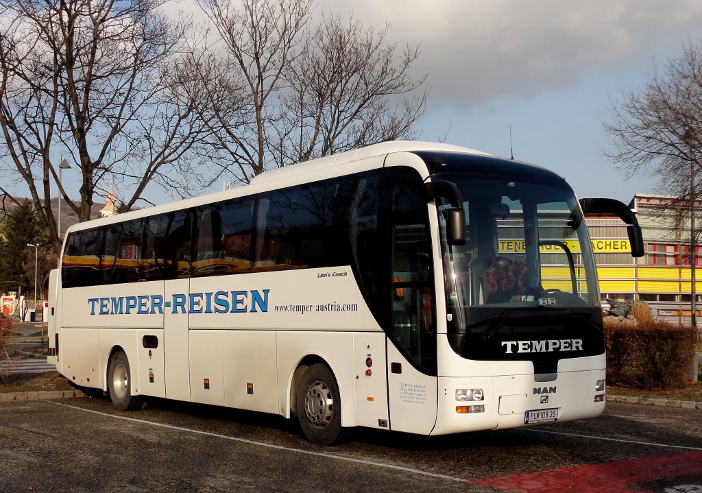 MAN LIONs COACH von TEMPER Reisen aus Niedersterreich am 20.12.2012 in Krems an der Donau.