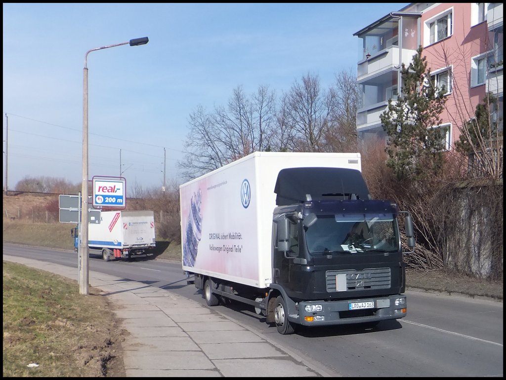 MAN mit Kastenaufbau in Bergen.