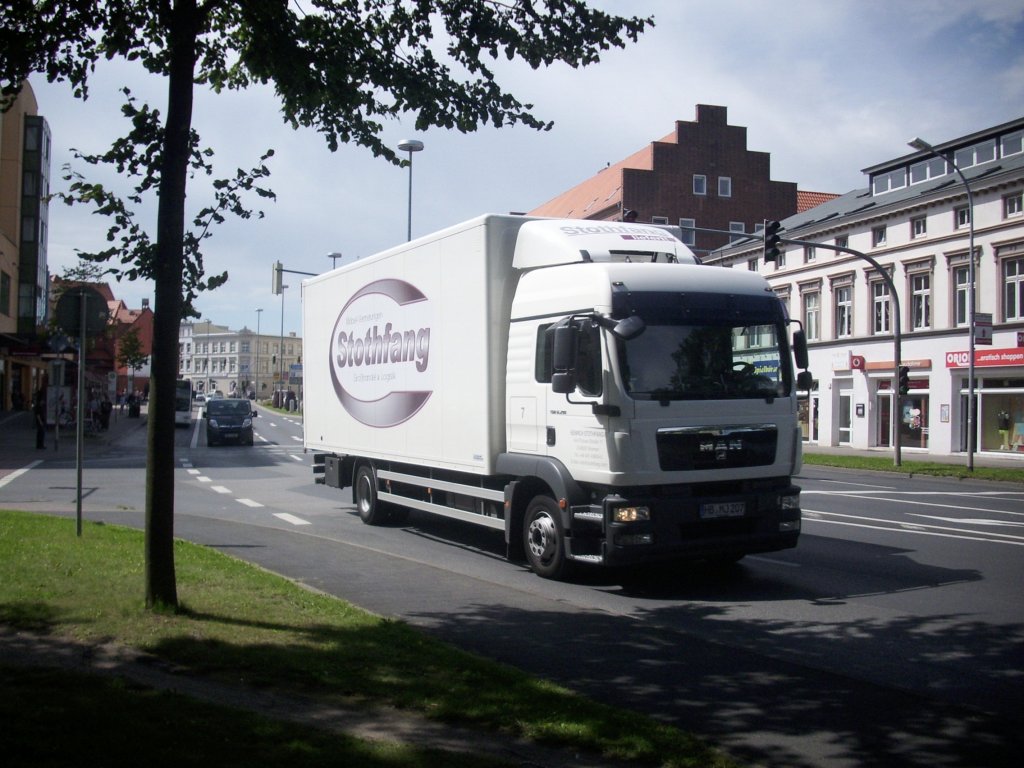 MAN mit Kastenaufbau in Stralsund.