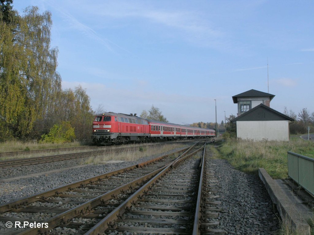 Mein letztes Bild einer 218 vor den Freitags-Sch�ler-Verst�rkungszug nach Marktredwitz, 28 201-2 erreicht Pechbrunn am 24.10.08