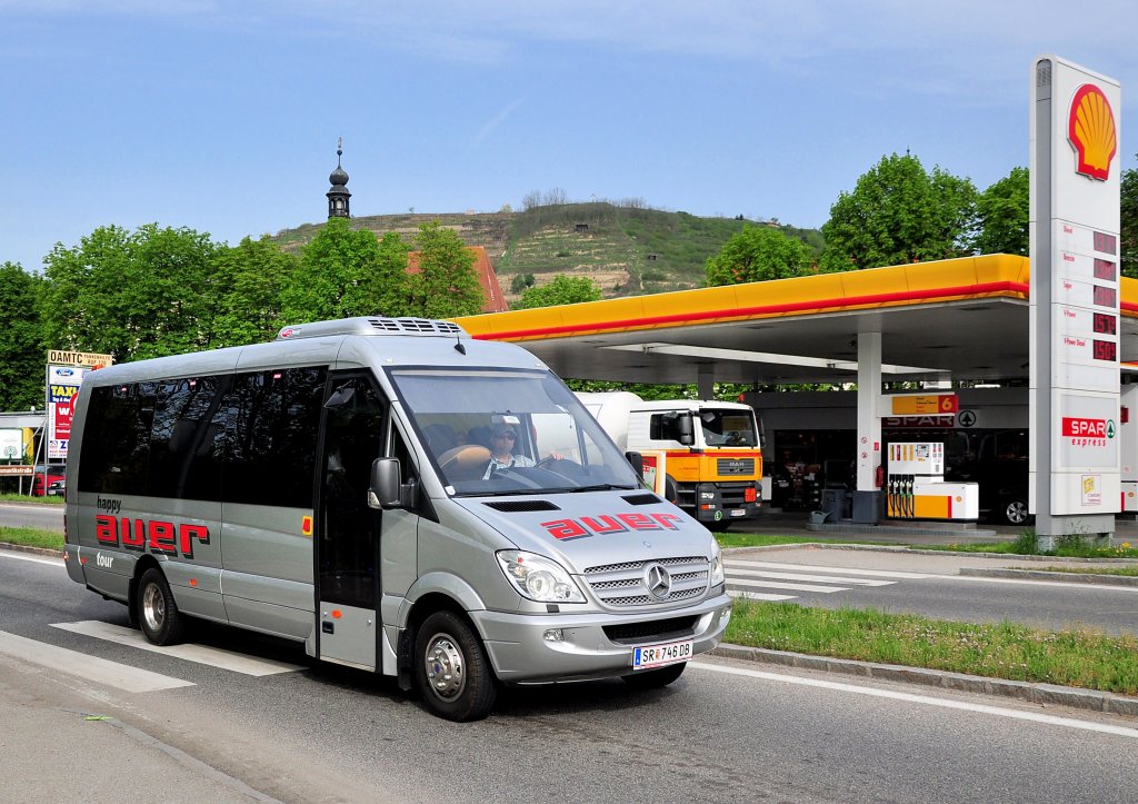 MERCEDES BENZ Kleinbus von AUER Reisen aus sterreich am 27.4.2013 in Krems an der Donau gesehen.