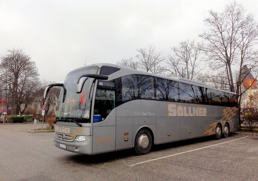 MERCEDES BENZ TOURISMO von SLLNER Reisen aus Deutschland am 29.12.2012 in Krems an der Donau.