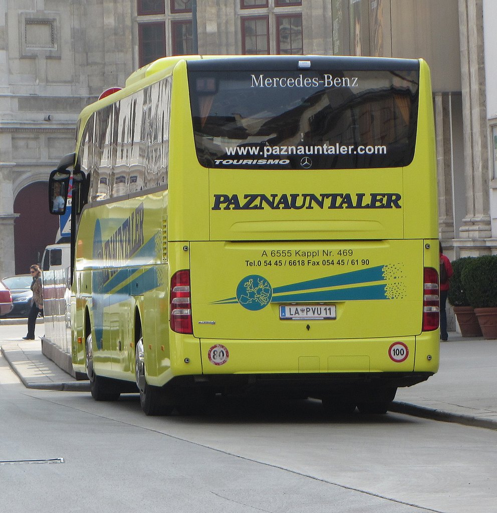 Mercedes-Benz Tourismo in Wien am 5.4.2012.