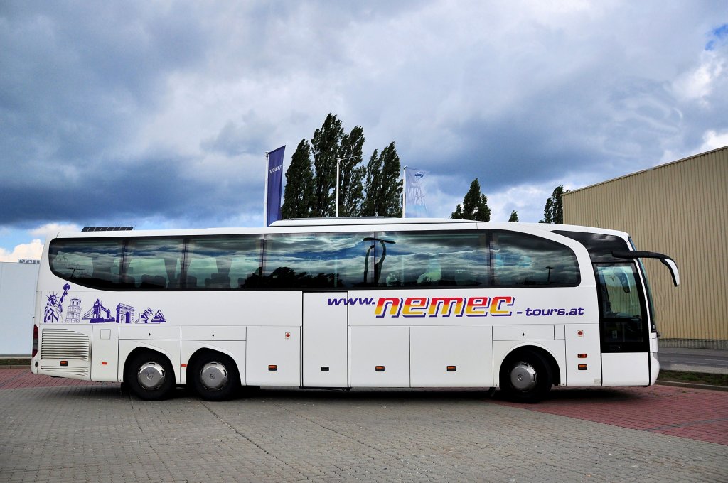 MERCEDES BENZ TRAVEGO von NEMEC Reisen/sterreich im September in Krems gesehen.