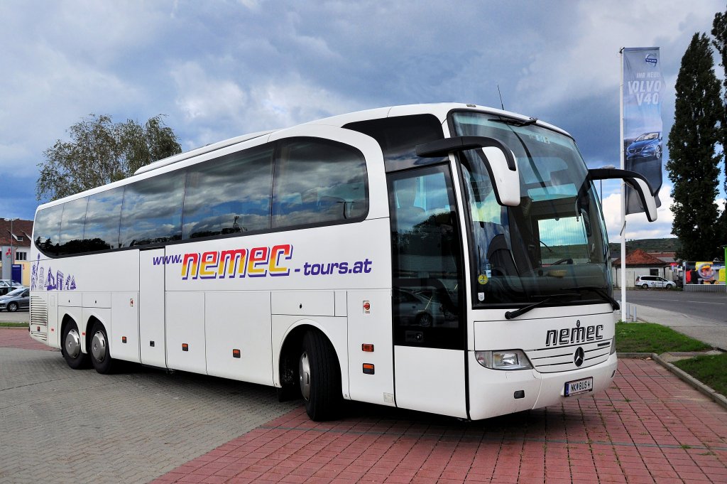 MERCEDES BENZ  TRAVEGO von NEMECtour`s aus Niedersterreich im September 2012 in Krems gesehen.