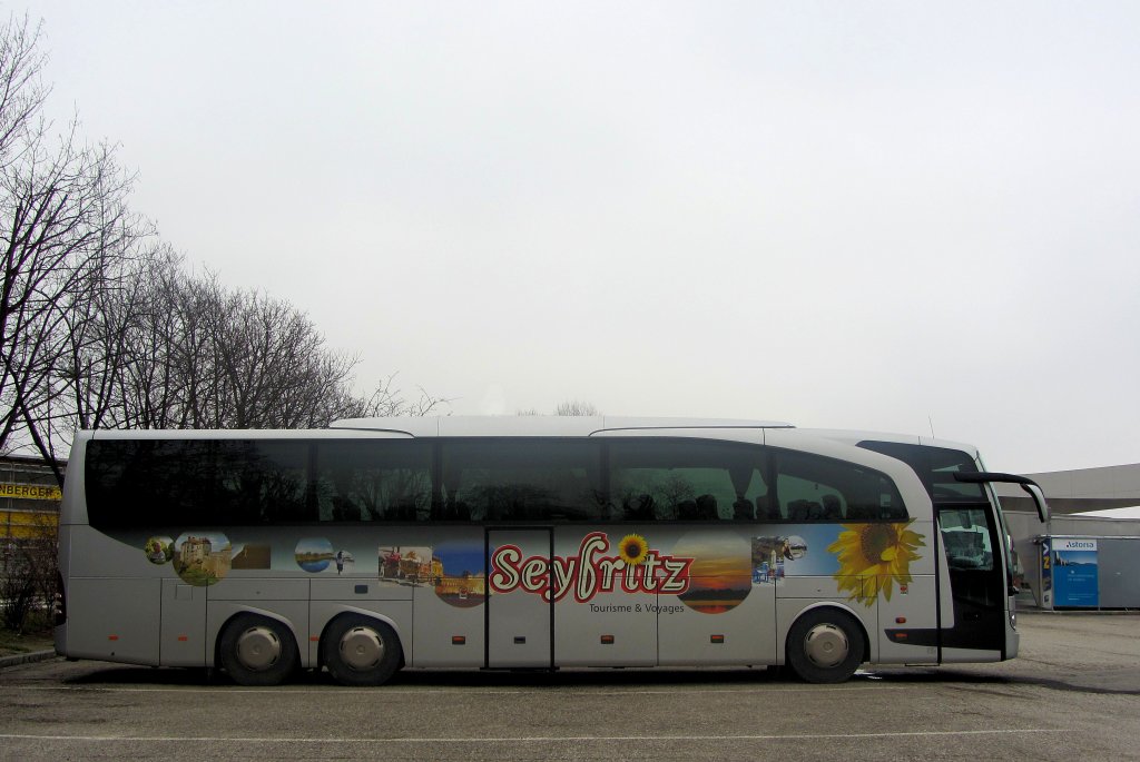 MERCEDES BENZ TRAVEGO von SEYFRITZ Reisen aus Frankreich im Mrz 2013 in Krems gewesen.