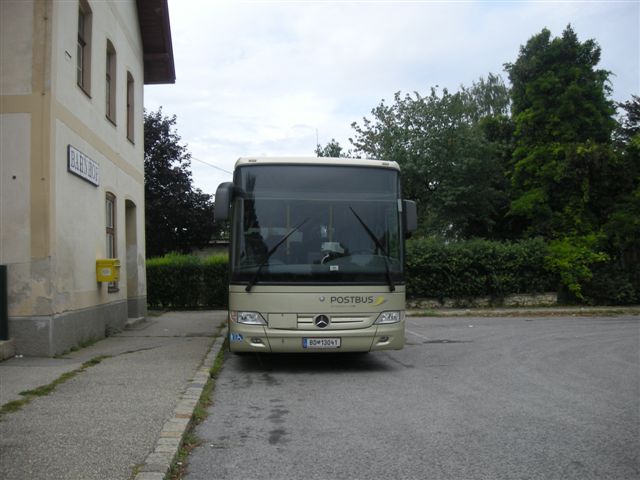 Mercedes Integro von Postbus in Frauenkirchen Bahnhof am 15.8.2011.