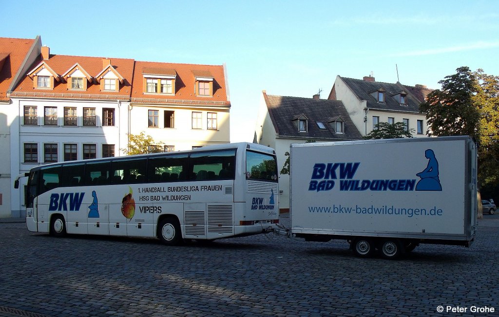 Mercedes O 404 der Firma BKW Bad Wildungen mit Anhnger und Werbung fr 1. Handball Bundeslige Frauen HSG Bad Wildungen, fotografiert in Bernburg am 18.08.2012