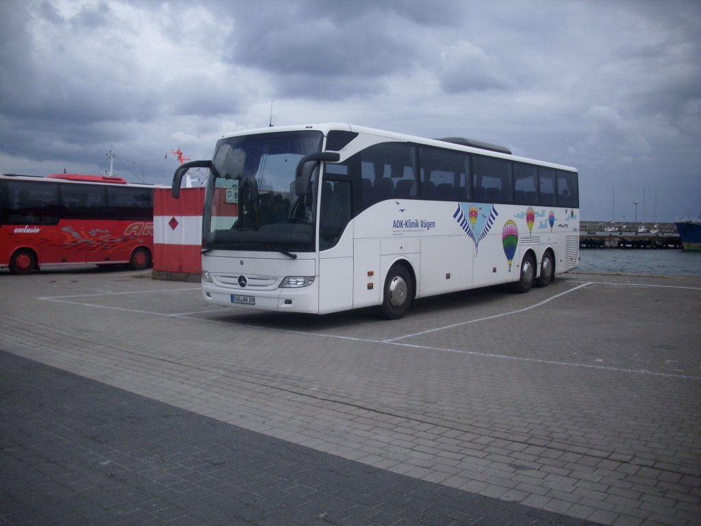 Mercedes Tourismo von der AOK-Klinik Rgen im Stadthafen Sassnitz.