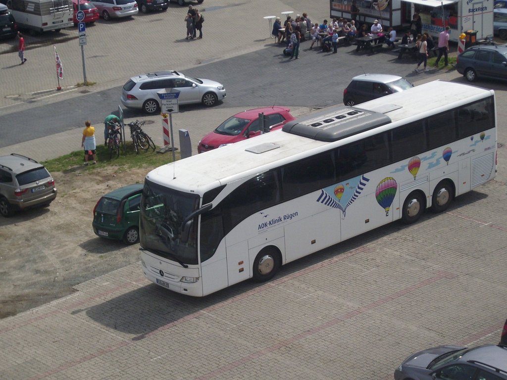 Mercedes Tourismo von der AOK-Klinik Rgen im Stadthafen Sassnitz.  
