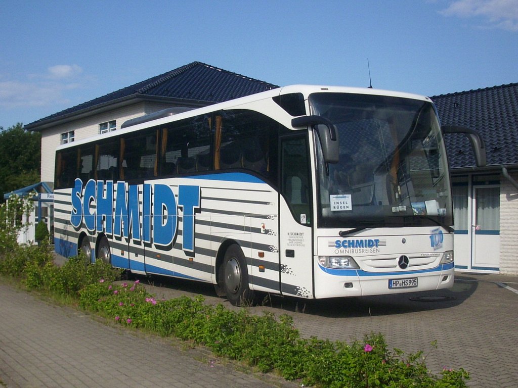 Mercedes Tourismo von Schmidt aus Deutschland im Sassnitzer Gewerbegebiet.