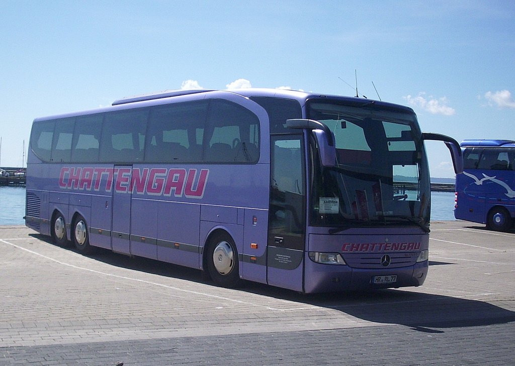 Mercedes Travego von Chattengau aus Deutschland im Stadthafen Sassnitz.