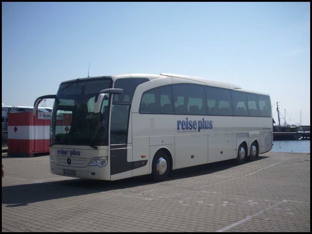 Mercedes Travego von Reise Plus aus Deutschland im Stadthafen Sassnitz.