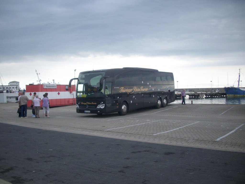 Mercedes Travego von Thringer Rhn Tourist aus Deutschland im Stadthafen Sassnitz.