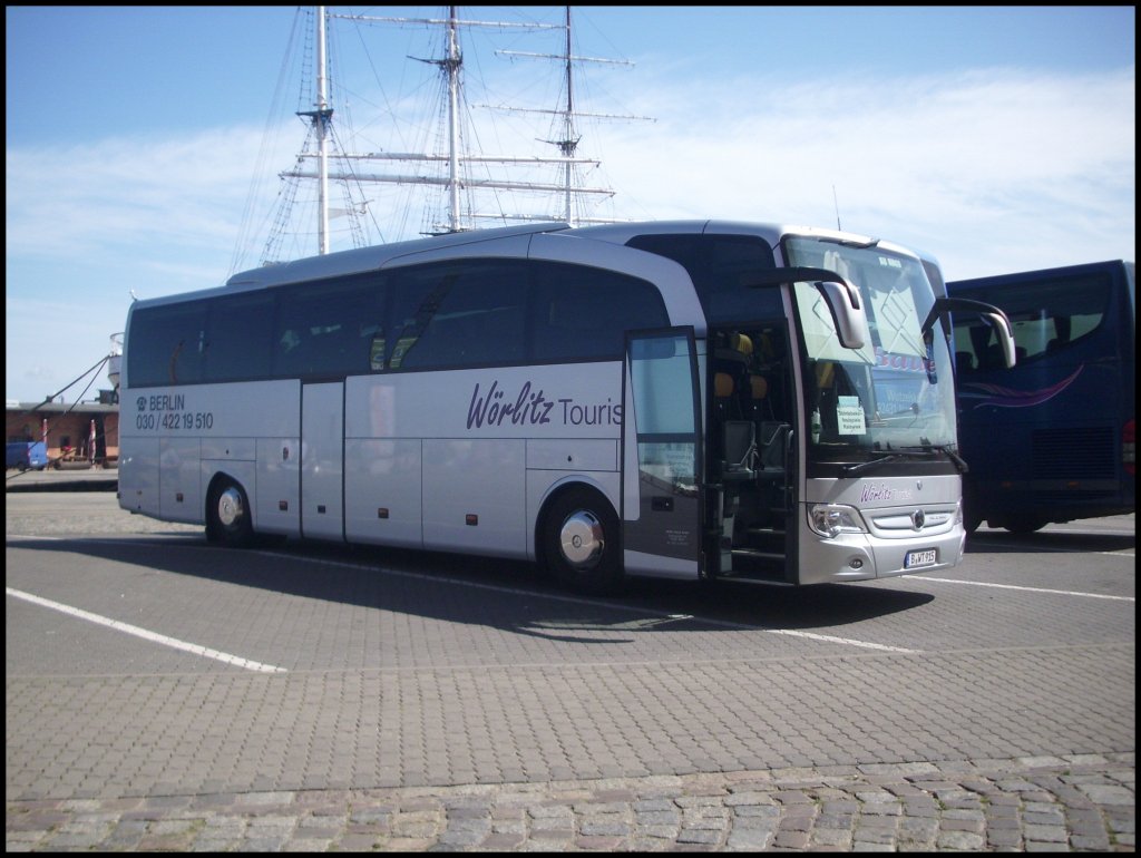 Mercedes Travego von Wrlitz Tourist aus Deutschland in Stralsund vor dem Ozeaneum.

