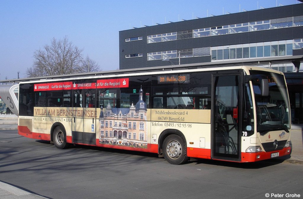 Mercedes VETTER GmbH, mit Werbung Sparkasse und   Hotel Villa am Bernsteinsee   Bitterfeld, fotografiert am Hbf. in Halle / Saale am 22.3.2011