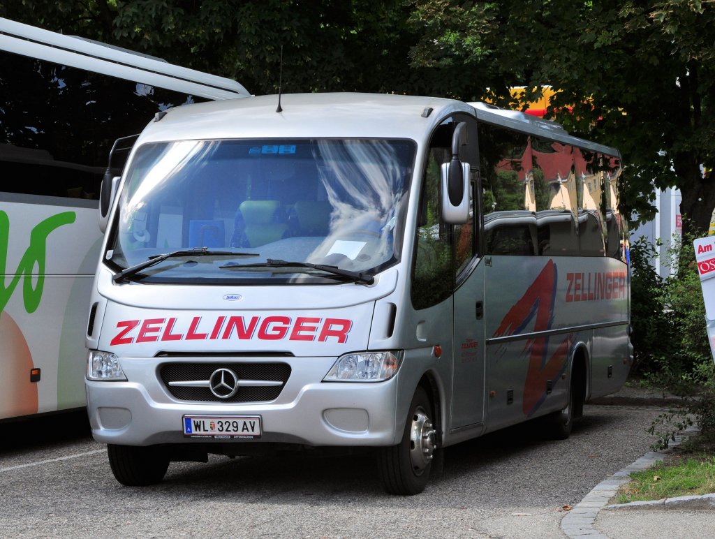 Midibus MERCEDES BENZ O 818 Beluga9 von ZELLINGER Reisen aus Obersterreich am 30.6.2013 in Krems an der Donau.