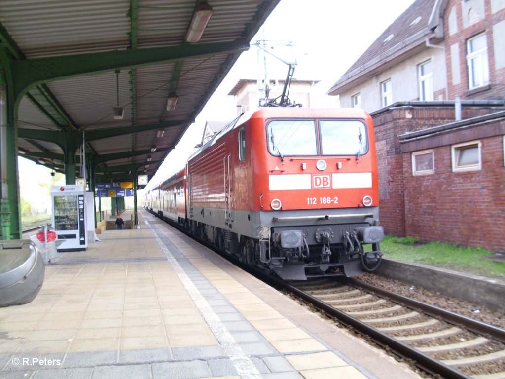 Nachschuss von 112 186-2 im Bahnhof Eisenh�ttenstadt. 21.4.10
