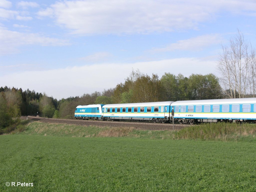 Nachschuss von einer 223 bei Oberteich mit ein Alex nach Hof der mit Versp�tung fuhr. 26.04.09
