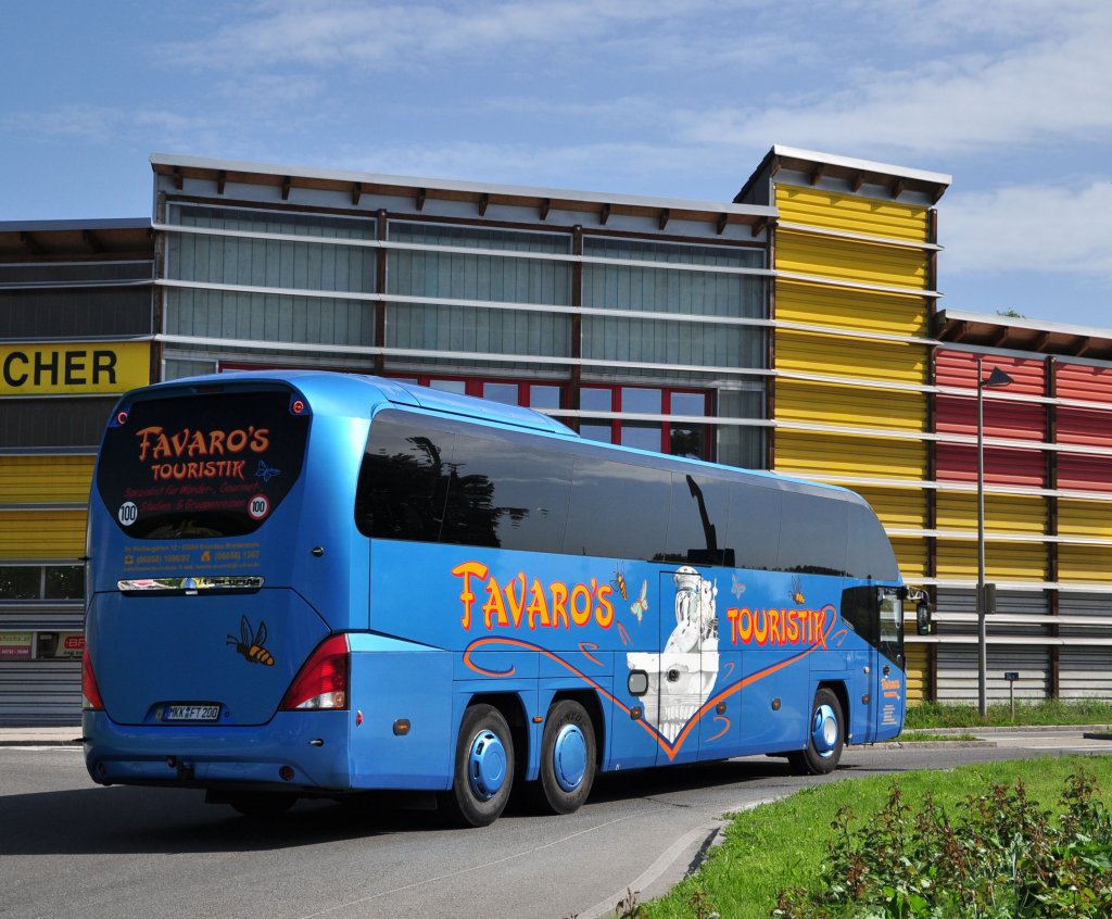 Nachschuss auf den NEOPLAN CITYLINER von FAVARO`s Touristik am 19.5.2013 in Krems an der Donau unterwegs.