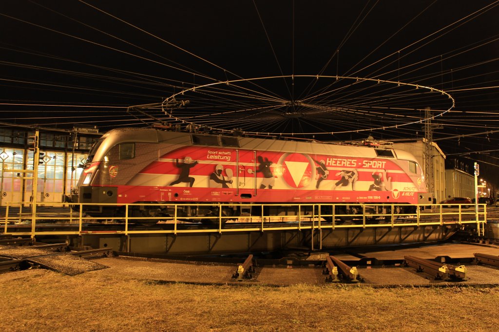 N�chtliche Aufnahme von 1116 138-9  Herres-Sport  auf der Drehscheibe im BW Salzburg. Aufgenommen am 3. Januar 2013.