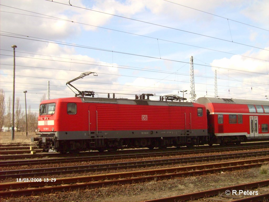 Nahaufnahme von 112 102-9 in Eisenh�ttenstadt. 18.03.08
