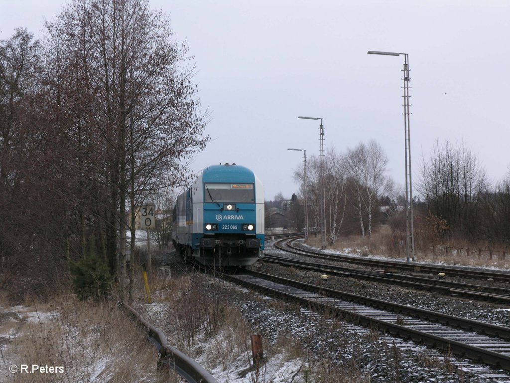Nahaufnahme von 223 069 bei der Einfahrt in Wiesau/Oberpfalz mit den ALX37977 nach M�nchen. 25.03.09
