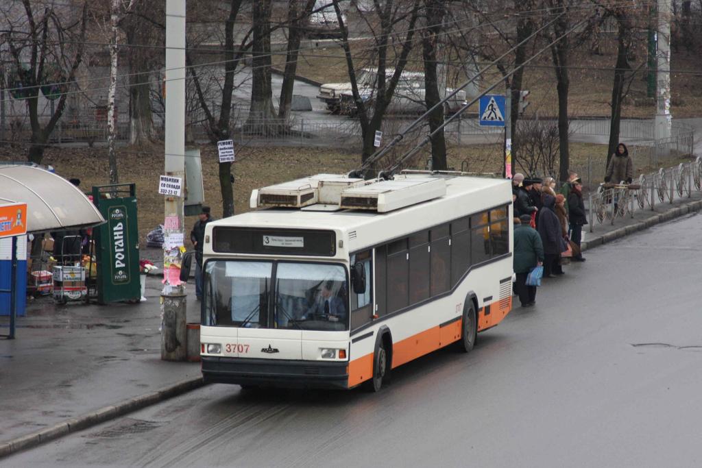 Nahe des Hauptbahnhof in Kiew, da wo das groe Dampflokdenkmal steht, fhrt darunter eine Trolleybuslinie entlang. Von oben konnte ich diesen O-Bus 
23.2.2008 ablichten.