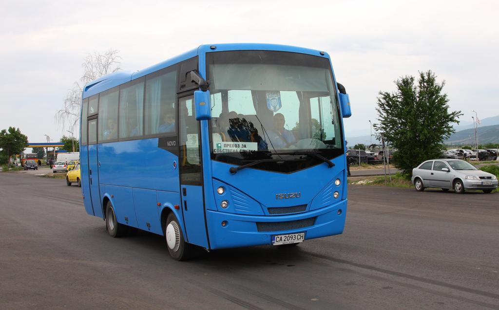 Nahe Septemvri in Bulgarien begegnete mir am 9.5.2013 dieser kleine 
Isuzu Reisebus.