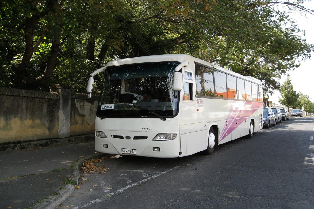 Neobus heit dieser ungarische Reisebus, den ich am 7.9.2008 nahe des Balaton
in Kezthely fotografierte.