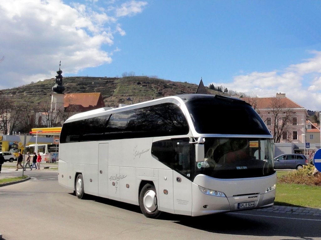 NEOPLAN CITYLINER aus Deutschland fhrt am 13.4.2013 durch Krems an der Donau.