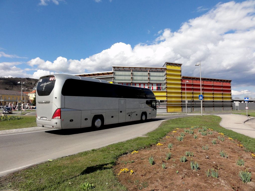 NEOPLAN CITYLINER aus Deutschland fhrt am 13.4.2013 durch Krems an der Donau.