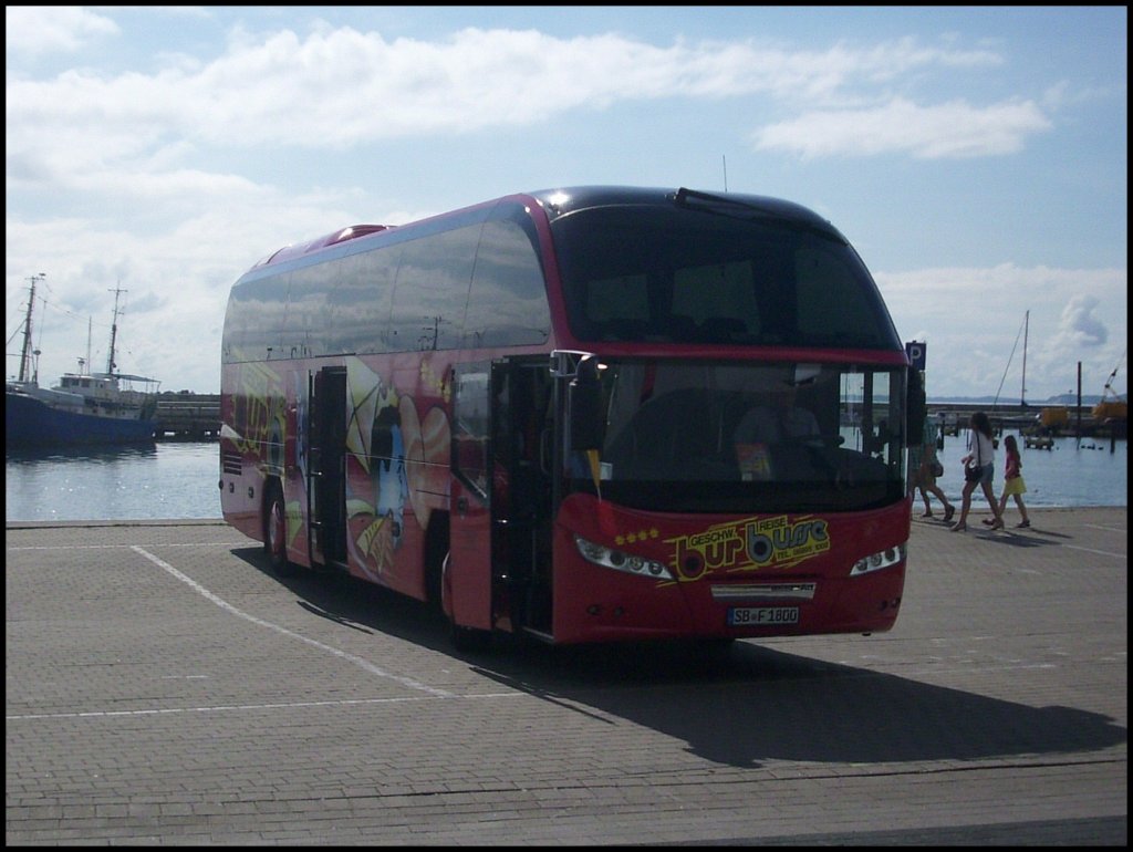 Neoplan Cityliner der Geschw. Bur aus Deutschland im Stadthafen Sassnitz.